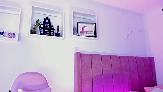 Snapshot of AliceThundeer chatting on October 16, 4:02 am AliceThundeer online show from October 16, 4:02 am