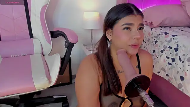 Snapshot of AliceThundeer chatting on November 2, 4:15 am AliceThundeer online show from November 2, 4:15 am