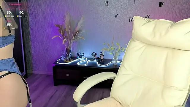 NikkiiStill online show from December 19, 6:31 am