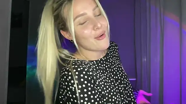 Snapshot of Sasha_yourdream chatting on October 18, 9:15 pm Sasha yourdream online show from October 18, 9:15 pm