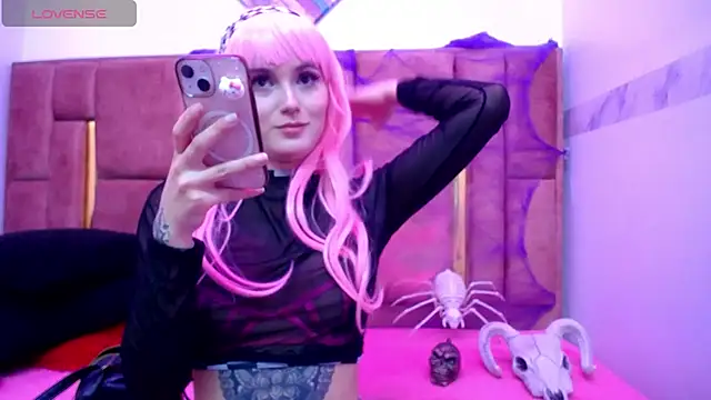 Snapshot of XBODTRIIPX chatting on October 25, 4:42 am XBODTRIIPX online show from October 25, 4:42 am