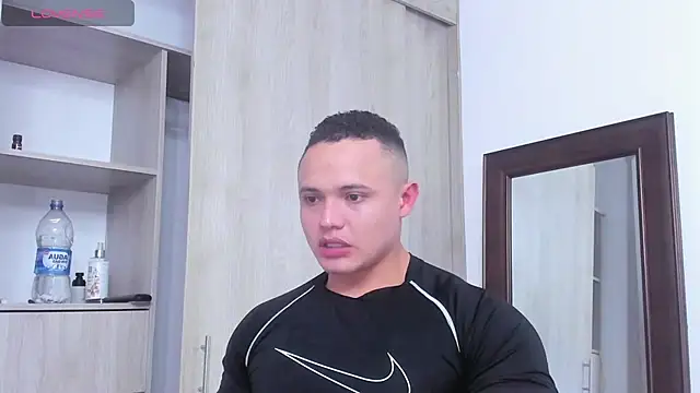 Snapshot of KingLevi01 chatting on November 11, 9:15 pm KingLevi01 online show from November 11, 9:15 pm