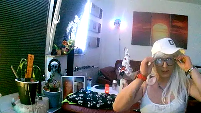 hellgirl1980 online show from November 28, 9:50 pm