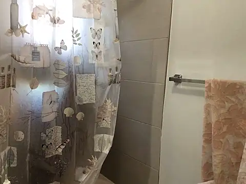 Snapshot of littyleesh1 chatting on October 10, 1:10 pm littyleesh1 online show from October 10, 1:10 pm