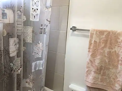 Snapshot of littyleesh1 chatting on October 21, 2:40 pm littyleesh1 online show from October 21, 2:40 pm