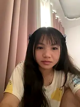 Snapshot of Emlyly-18 chatting on September 13, 12:43 am Emlyly-18 online show from September 13, 12:43 am