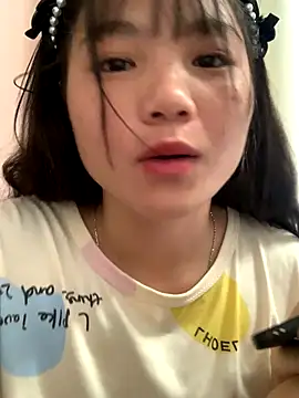 Snapshot of Emlyly-18 chatting on September 15, 12:43 am Emlyly-18 online show from September 15, 12:43 am