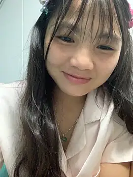 Snapshot of Emlyly-18 chatting on October 5, 2:48 pm Emlyly-18 online show from October 5, 2:48 pm