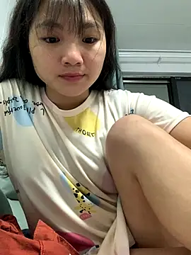 Snapshot of Emlyly-18 chatting on October 11, 3:10 pm Emlyly-18 online show from October 11, 3:10 pm