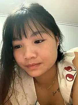 Snapshot of Emlyly-18 chatting on October 23, 6:06 pm Emlyly-18 online show from October 23, 6:06 pm