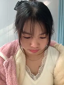 Snapshot of Emlyly-18 chatting on November 12, 1:28 am Emlyly-18 online show from November 12, 1:28 am