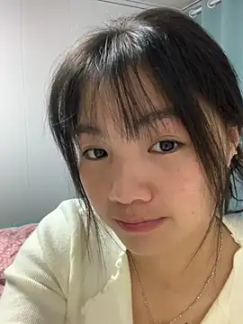 Snapshot of Emlyly-18 chatting on November 13, 1:10 pm Emlyly-18 online show from November 13, 1:10 pm