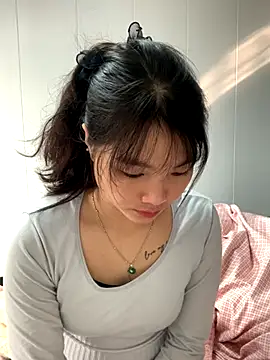 Snapshot of Emlyly-18 chatting on November 15, 1:36 am Emlyly-18 online show from November 15, 1:36 am