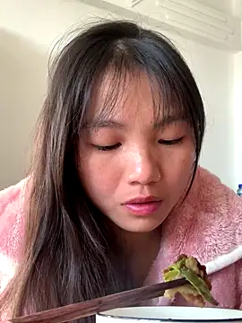 Snapshot of Emlyly-18 chatting on November 19, 12:43 am Emlyly-18 online show from November 19, 12:43 am