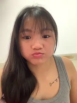 Snapshot of Emlyly-18 chatting on November 22, 1:48 am Emlyly-18 online show from November 22, 1:48 am