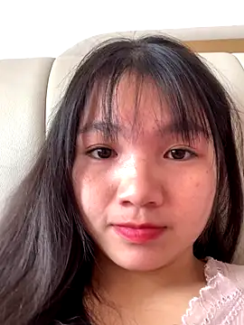 Snapshot of Emlyly-18 chatting on December 14, 5:13 am Emlyly-18 online show from December 14, 5:13 am