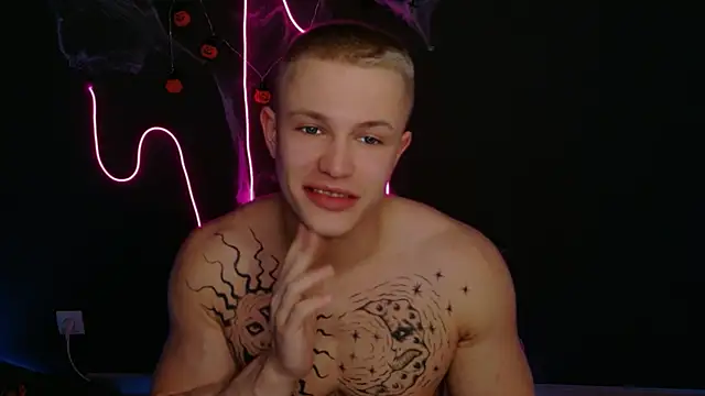 James  Noah online show from November 6, 10:10 pm