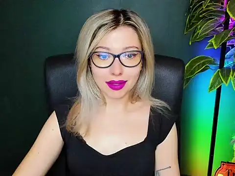 Snapshot of loveHeidi chatting on November 10, 7:29 am loveHeidi online show from November 10, 7:29 am