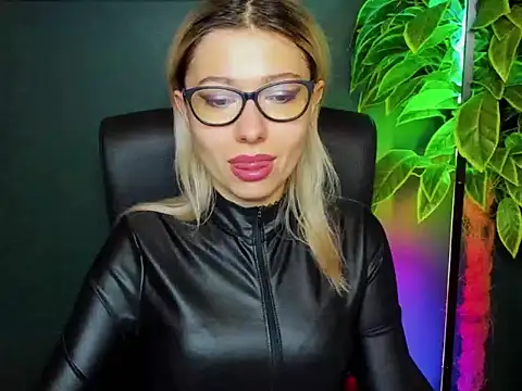 Snapshot of loveHeidi chatting on November 25, 5:29 am loveHeidi online show from November 25, 5:29 am