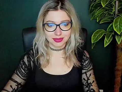 Snapshot of loveHeidi chatting on December 2, 5:35 am loveHeidi online show from December 2, 5:35 am