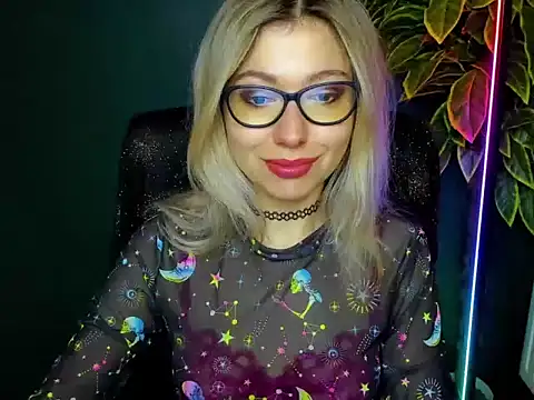 Snapshot of loveHeidi chatting on December 15, 5:23 am loveHeidi online show from December 15, 5:23 am