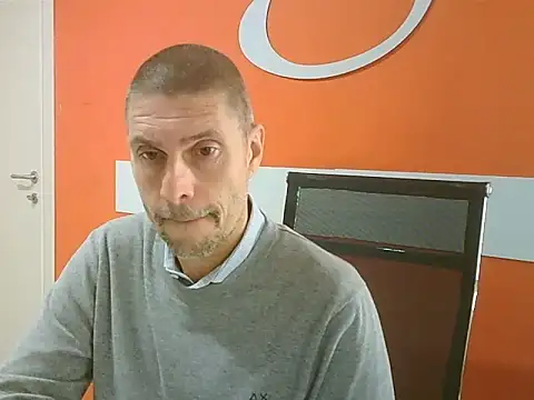 Snapshot of max79ve31 chatting on October 6, 11:51 am max79ve31 online show from October 6, 11:51 am