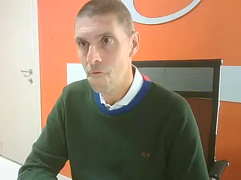 Snapshot of max79ve31 chatting on October 10, 12:26 pm max79ve31 online show from October 10, 12:26 pm