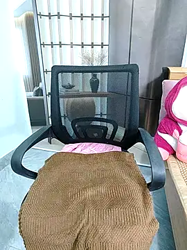 LadyMaiMai online show from October 1, 6:30 am