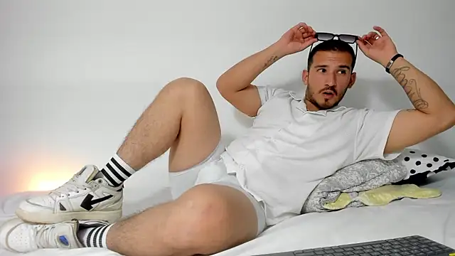 Snapshot of estivii chatting on November 2, 12:24 am estivii online show from November 2, 12:24 am