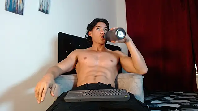 Snapshot of adriel_escalante chatting on December 5, 3:15 am adriel escalante online show from December 5, 3:15 am