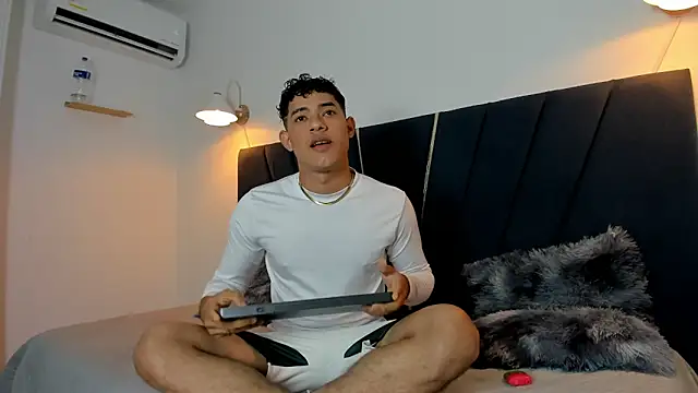 Snapshot of ryan_cum23 chatting on November 6, 11:59 pm ryan cum23 online show from November 6, 11:59 pm