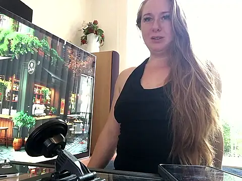 Snapshot of MazySunny chatting on October 9, 7:06 am MazySunny online show from October 9, 7:06 am