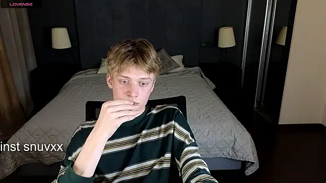 Snapshot of LouieEvans chatting on September 21, 9:49 pm LouieEvans online show from September 21, 9:49 pm