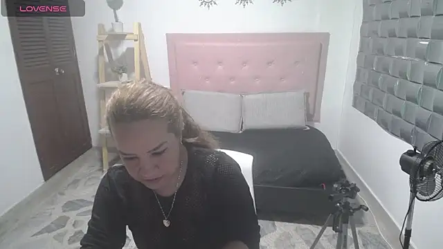 Dulce  Lovee online show from December 3, 9:02 pm