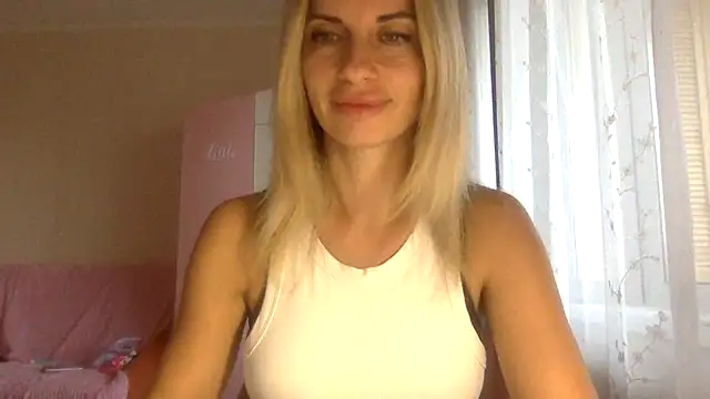 Snapshot of KarelliaStar chatting on October 1, 6:19 am KarelliaStar online show from October 1, 6:19 am