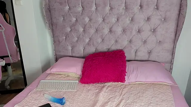 Snapshot of sara_cloudy chatting on October 7, 1:30 pm sara cloudy online show from October 7, 1:30 pm