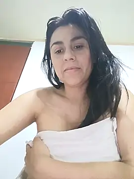 Snapshot of vanessa-titisM chatting on November 13, 2:21 am vanessa-titisM online show from November 13, 2:21 am