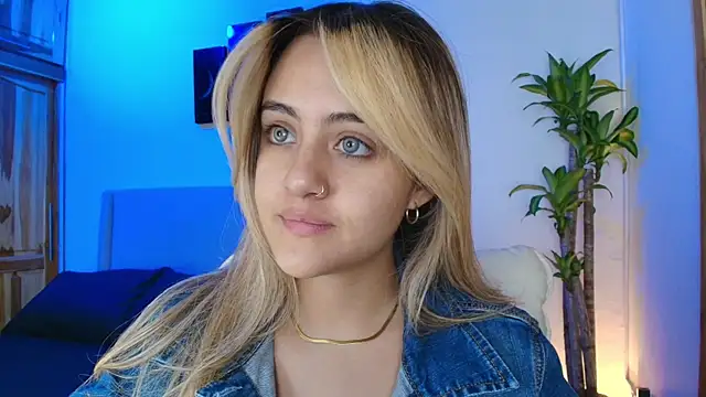 Snapshot of MaryMoon_ chatting on October 14, 1:17 am MaryMoon online show from October 14, 1:17 am