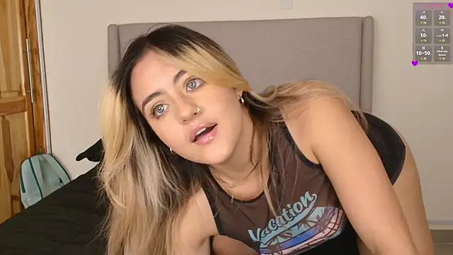 Snapshot of MaryMoon_ chatting on December 16, 12:15 am MaryMoon online show from December 16, 12:15 am