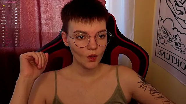 Snapshot of KrisNeal chatting on October 2, 9:27 am KrisNeal online show from October 2, 9:27 am