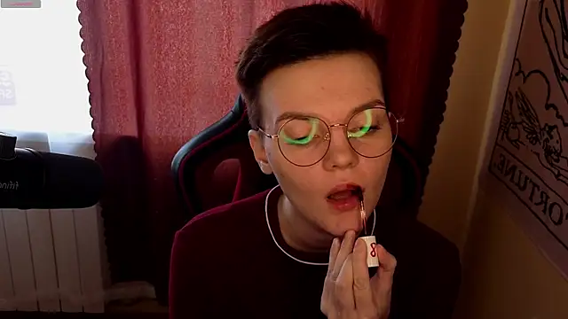 Snapshot of KrisNeal chatting on October 5, 9:07 am KrisNeal online show from October 5, 9:07 am