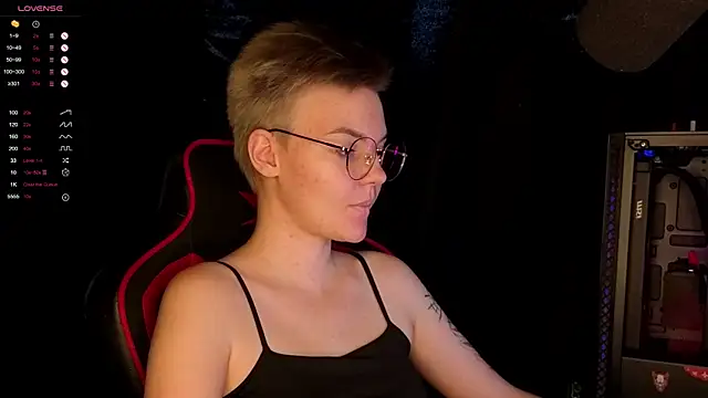 Snapshot of KrisNeal chatting on October 24, 9:28 am KrisNeal online show from October 24, 9:28 am