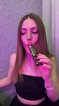 Elizabeth Tay online show from February 25, 6:06 pm