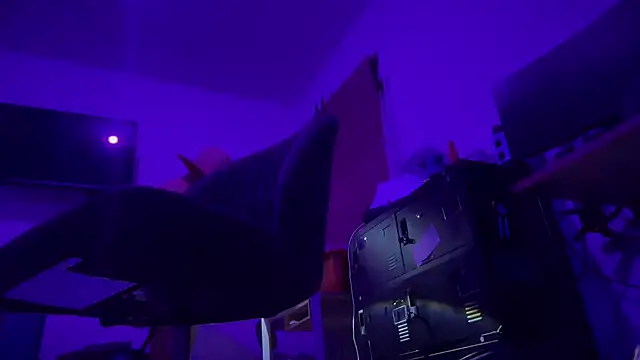 Snapshot of jasoncali305 chatting on December 3, 9:18 am jasoncali305 online show from December 3, 9:18 am