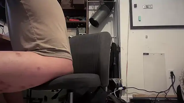 Snapshot of jasoncali305 chatting on December 4, 9:51 am jasoncali305 online show from December 4, 9:51 am