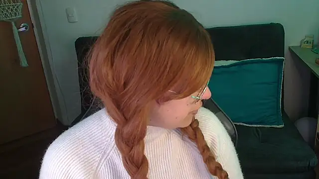 Miacatsito3 online show from December 18, 9:10 pm