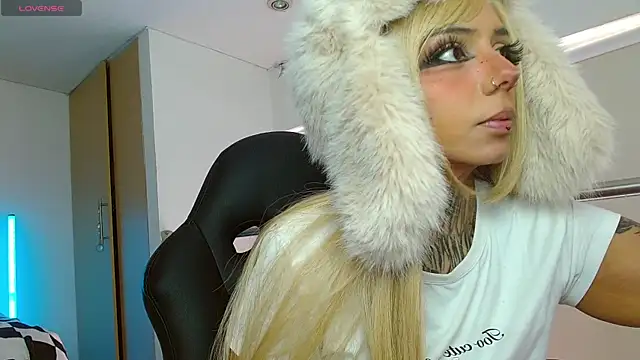 KoraRousee online show from December 19, 2:46 pm