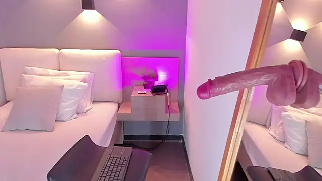 selena monroy online show from April 11, 5:01 am