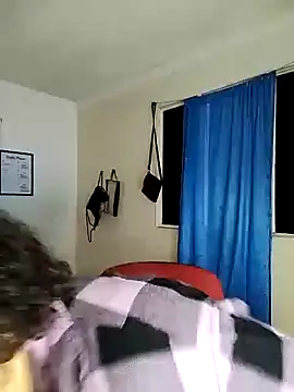 Snapshot of Julie_wallace chatting on November 19, 4:40 pm Julie wallace online show from November 19, 4:40 pm