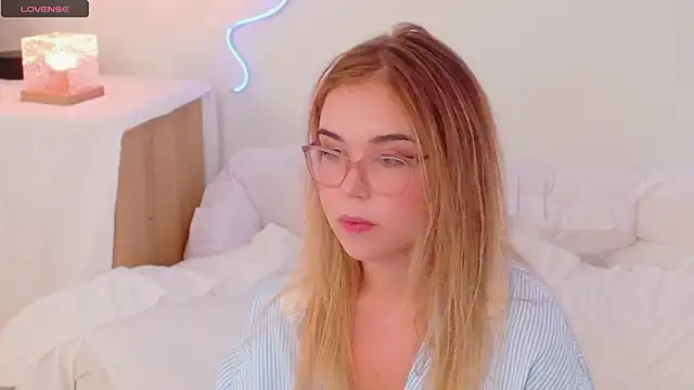 Lilith Bonheur online show from December 2, 12:49 am